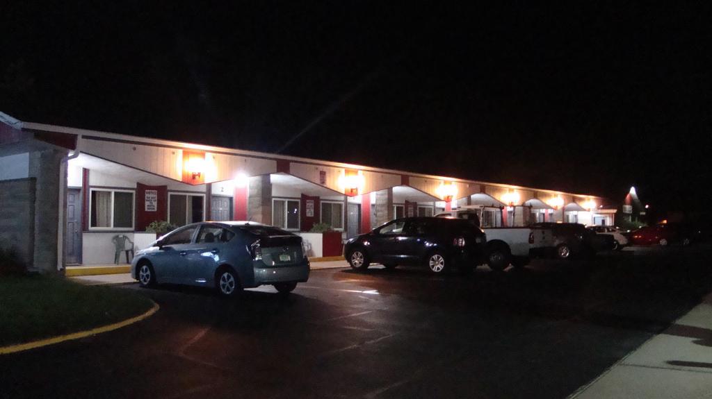 Pinconning Trail Inn Motel ภายนอก รูปภาพ