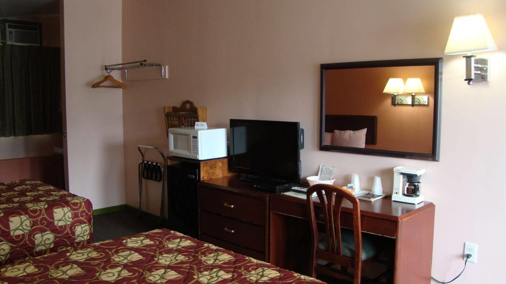 Pinconning Trail Inn Motel ภายนอก รูปภาพ