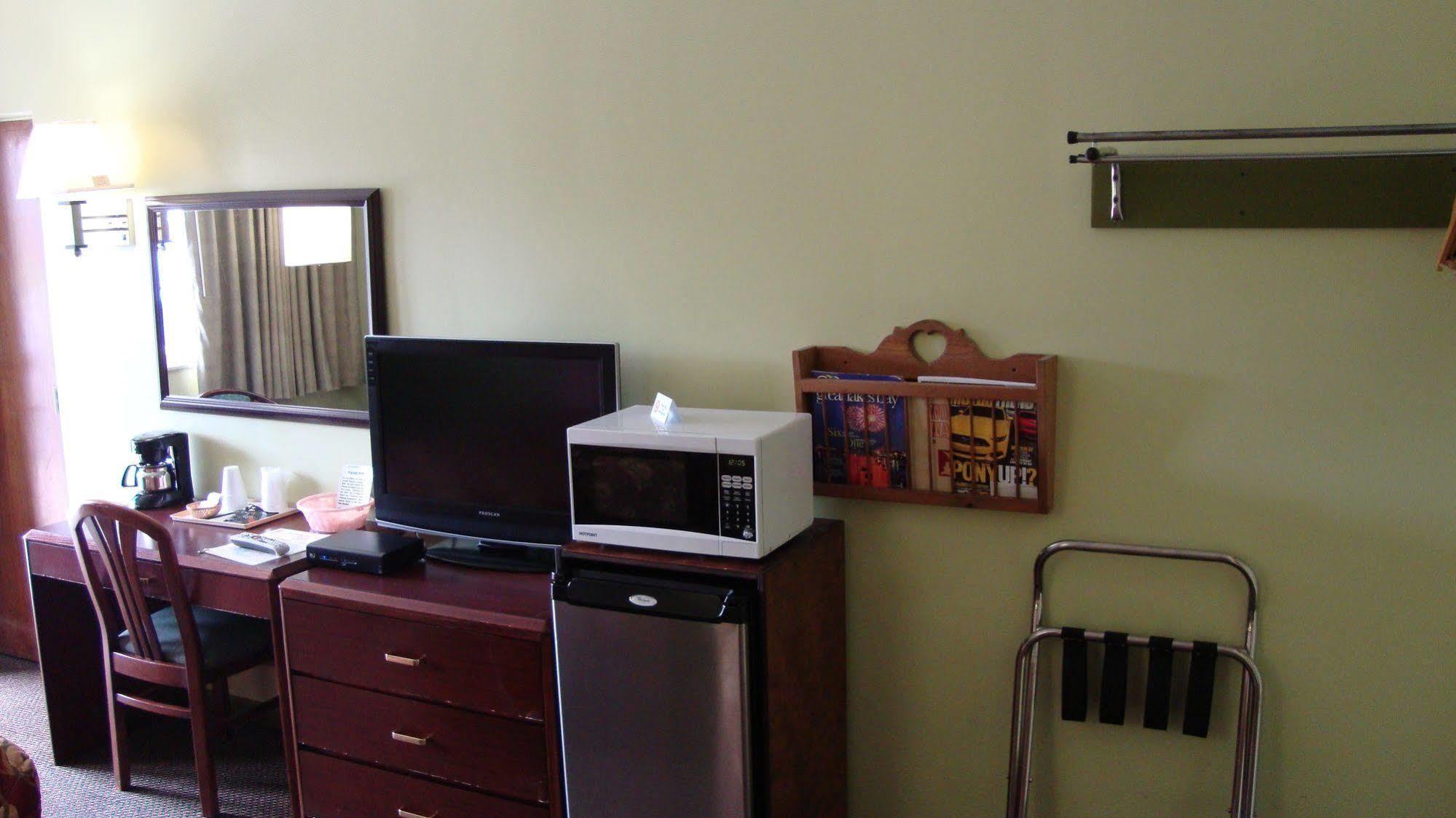 Pinconning Trail Inn Motel ภายนอก รูปภาพ