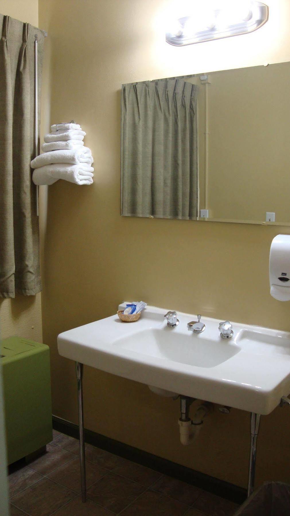 Pinconning Trail Inn Motel ภายนอก รูปภาพ