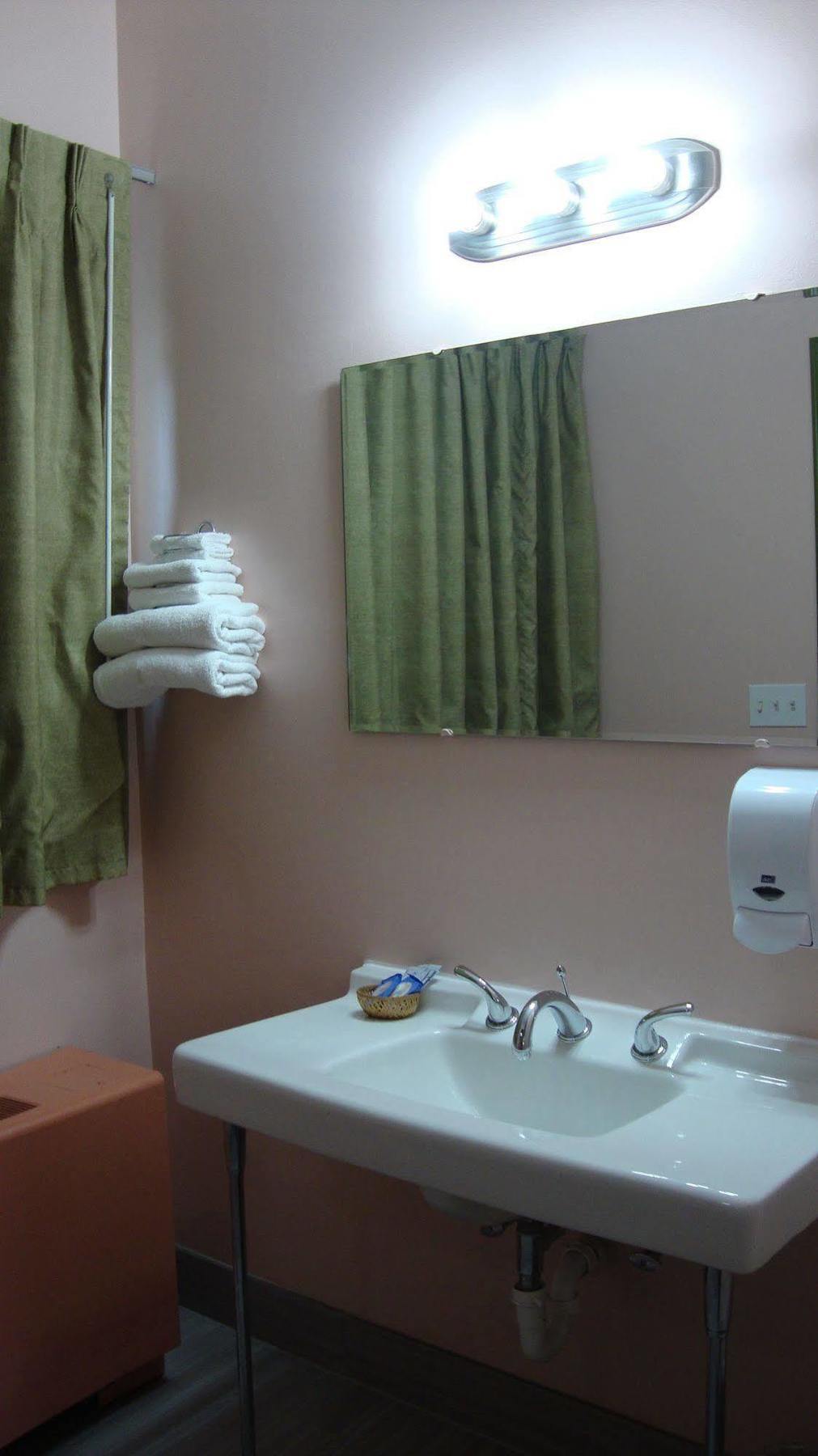 Pinconning Trail Inn Motel ภายนอก รูปภาพ
