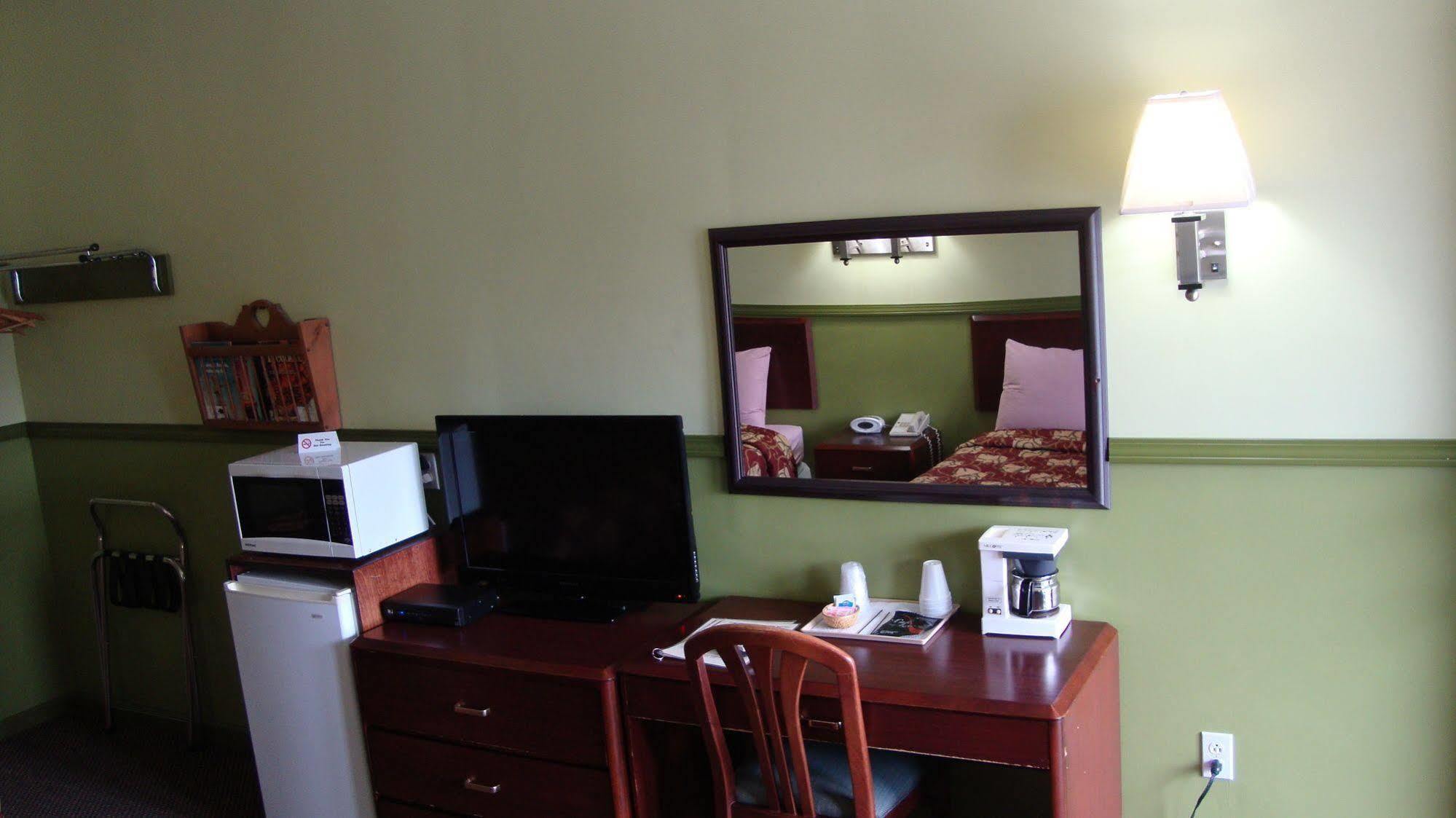 Pinconning Trail Inn Motel ภายนอก รูปภาพ